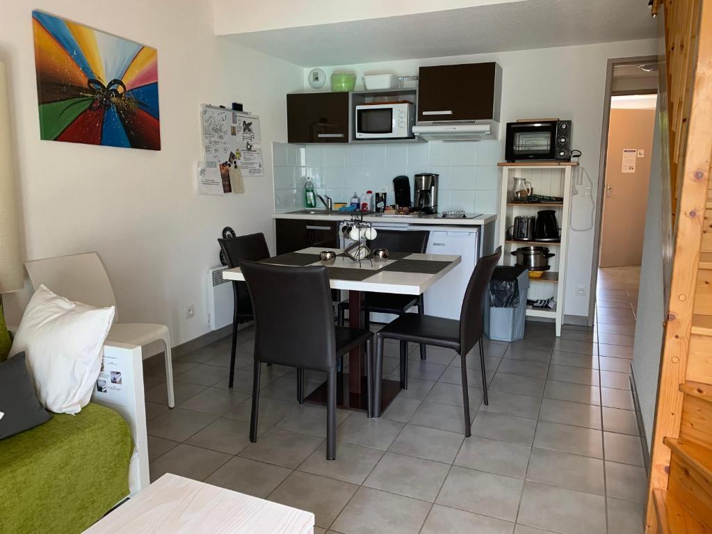 Kuchyňa alebo kuchynka v ubytovaní DUPLEX VUE MER - Plage à 100m- 4 lits - parking sous sol