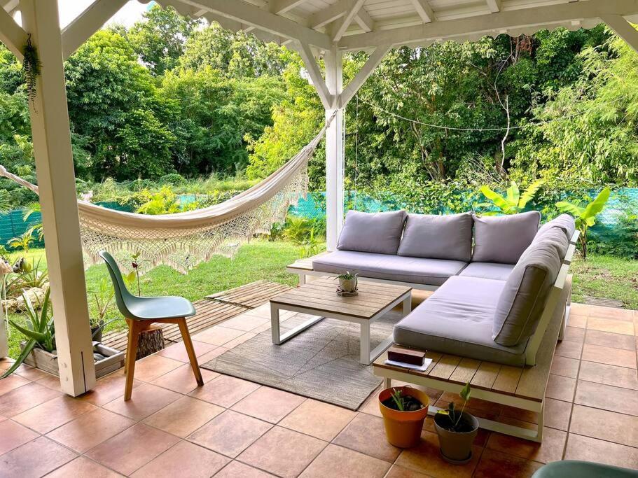 - un salon avec un canapé et une table dans l'établissement Villa L'Orangeraie, à Le Moule