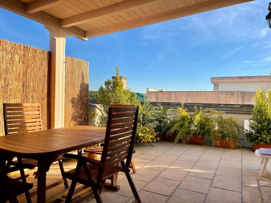 En balkon eller terrasse på Attico Acquaviva vicino Centro Storico