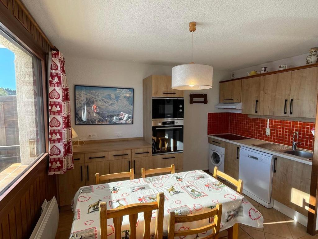 une cuisine avec une table et des chaises ainsi qu'une cuisine avec une table et une table dans l'établissement Beau studio cabine confortable aux Saisies, Sud, TV, lave-vaisselle, lave-linge - FR-1-293-141, à Hauteluce