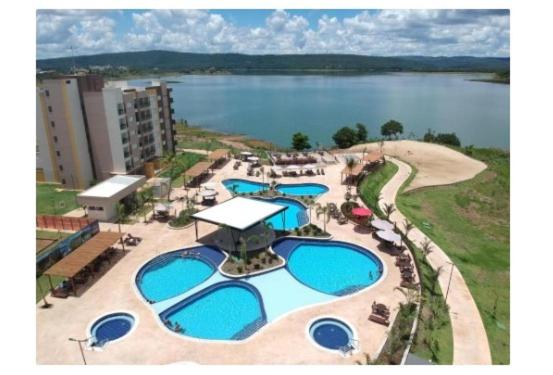 Praias do Lago Eco Resort 1 quarto في كالدس نوفاس: اطلالة جوية على منتجع فيه ثلاث مسابح