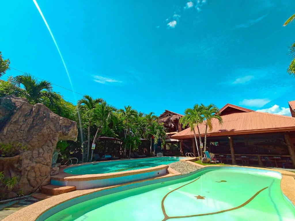 Bazén v ubytování Coco Grove Nature Resort nebo v jeho okolí