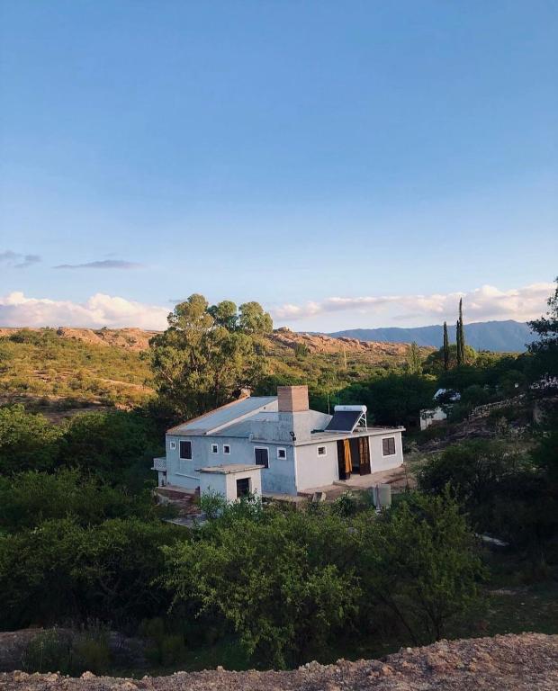 een huis in het midden van een veld bij EL CHALÉ casa de campo in Mina Clavero