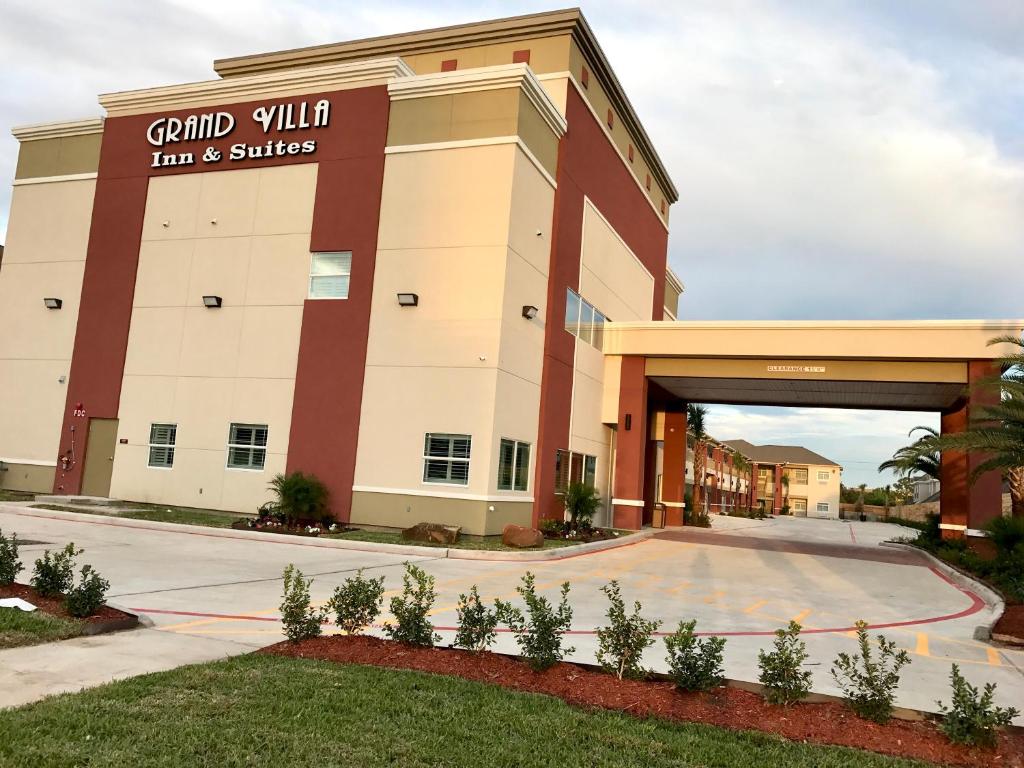 ヒューストンにあるGrand Villa Inn and Suites Westchase/Chinatownのグランドビリール・インとスイートを読む看板のある建物