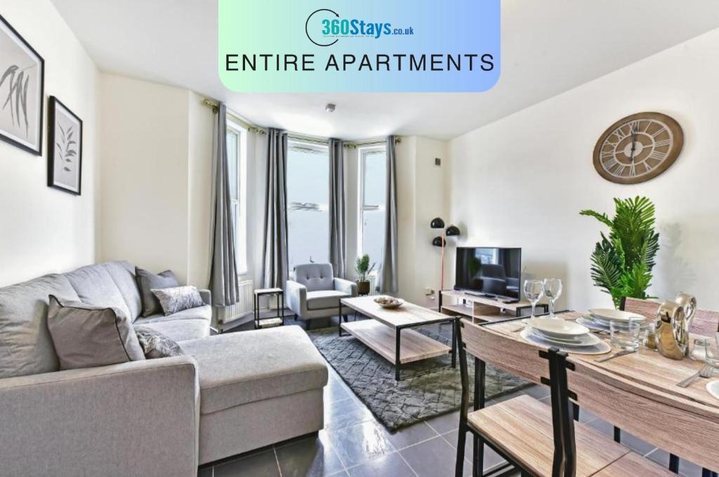 Khu vực ghế ngồi tại West Ealing Serviced Apts- 2 Bedroom 2 Bath Parking Near Station with Off Street Parking By 360Stays