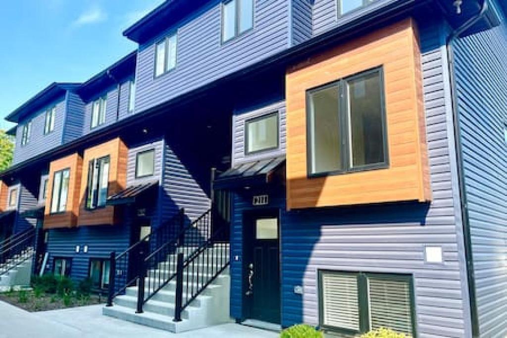 una fila de casas de color azul y marrón en Chalet inspired home in Niagara, en Welland