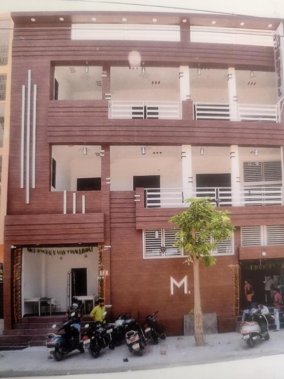 The Maa hotel and restaurant في Kannauj: مجموعة من الدراجات النارية متوقفة أمام المبنى