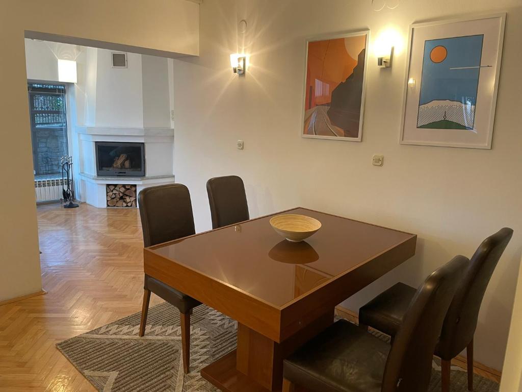 萨拉热窝Sarajevo View - Fresh air的一间有桌椅和壁炉的餐厅