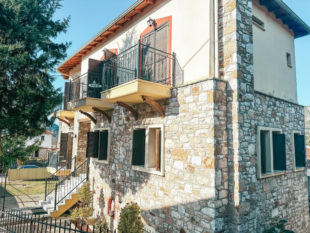 een stenen huis met een balkon ernaast bij Filimon GuestHouse Villa in Xanthi