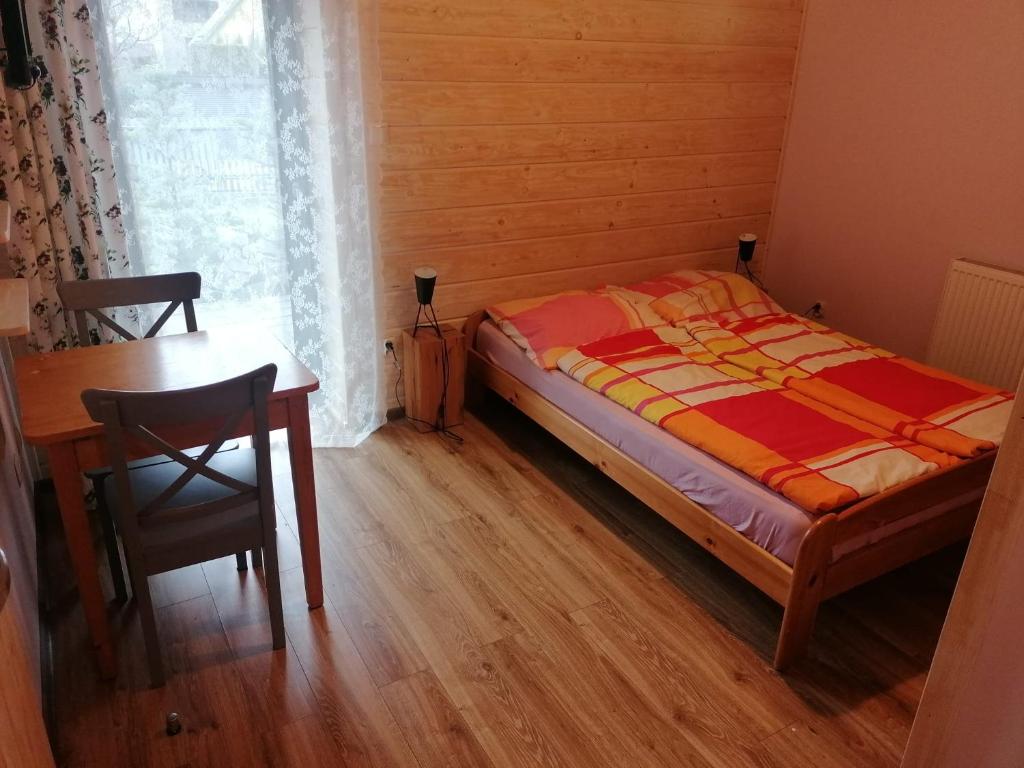 Een bed of bedden in een kamer bij Pokoje 64