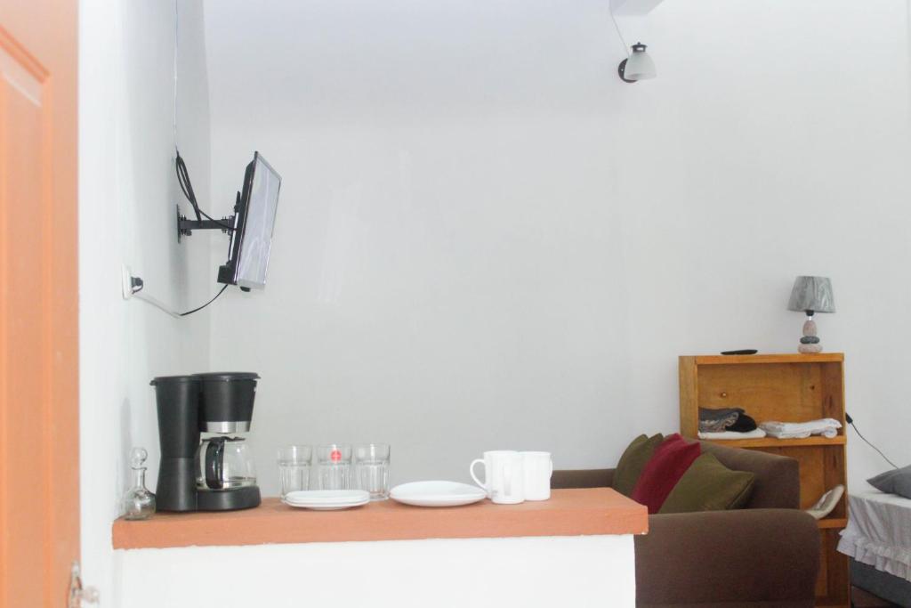Céntrico y Confortable في كوماياغوا: غرفة معيشة مع طاولة مع آلة صنع القهوة