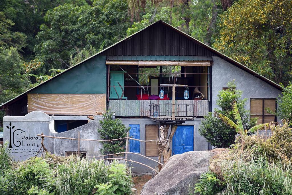 Cette petite maison dispose d'un balcon sur le côté. dans l'établissement Galarawa Lodge, à Belihuloya