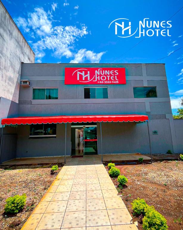 パルマスにあるNunes Hotelのナイムホテルの看板のある建物