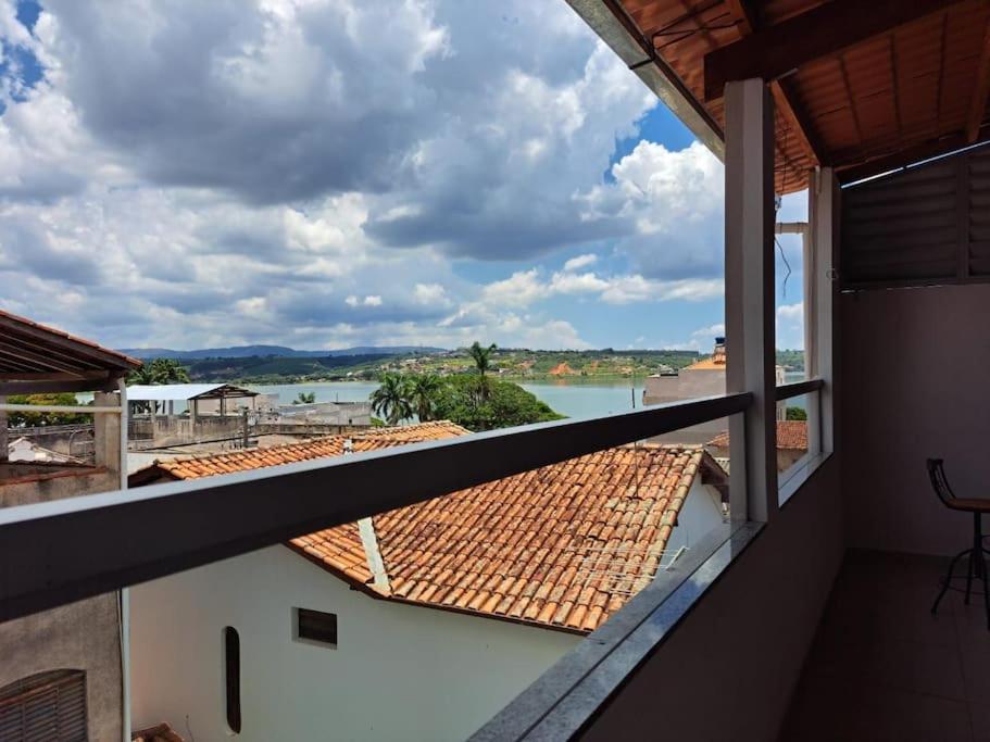 Vom Balkon eines Hauses genießen Sie Flussblick. in der Unterkunft maravilhosa casa de hóspedes, 645 Rua Oswaldo Cruz in Boa Esperança