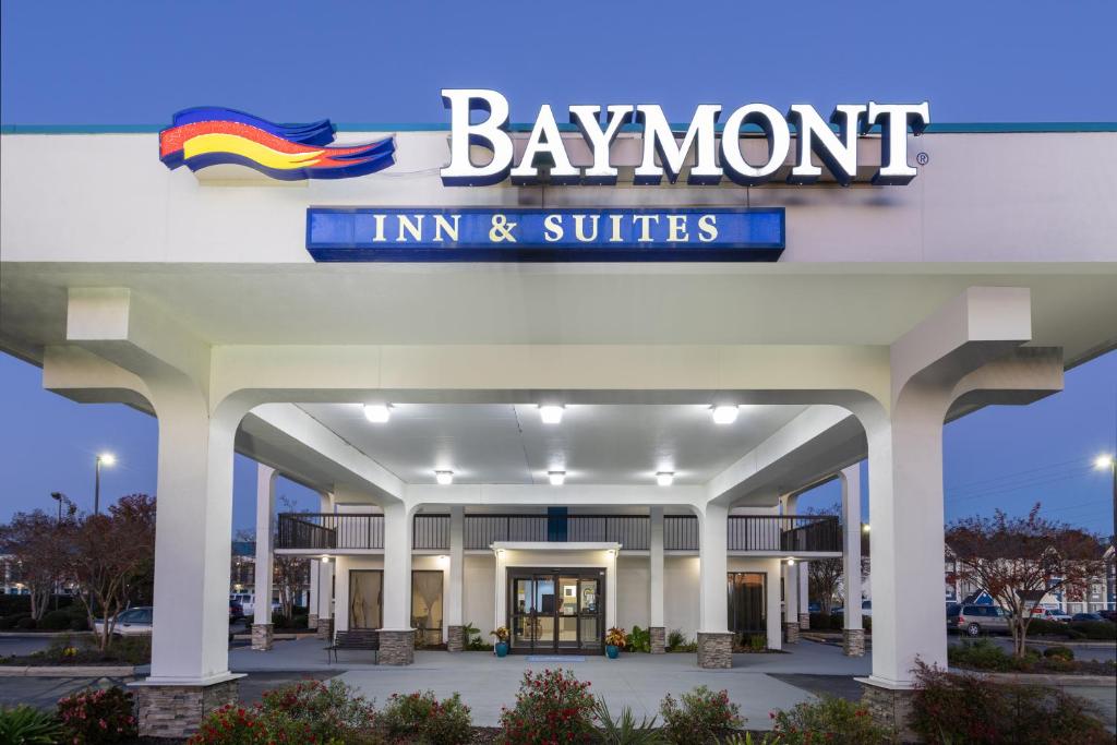 um edifício com uma placa que diz pousada e suites baymont em Baymont by Wyndham Camp Lejeune em Jacksonville