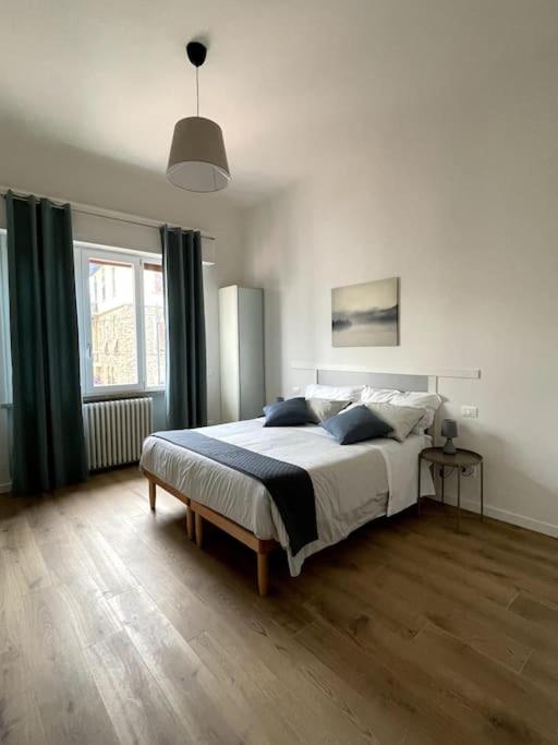 um quarto com uma cama grande num quarto em Rusciano Park Apartment em Florença