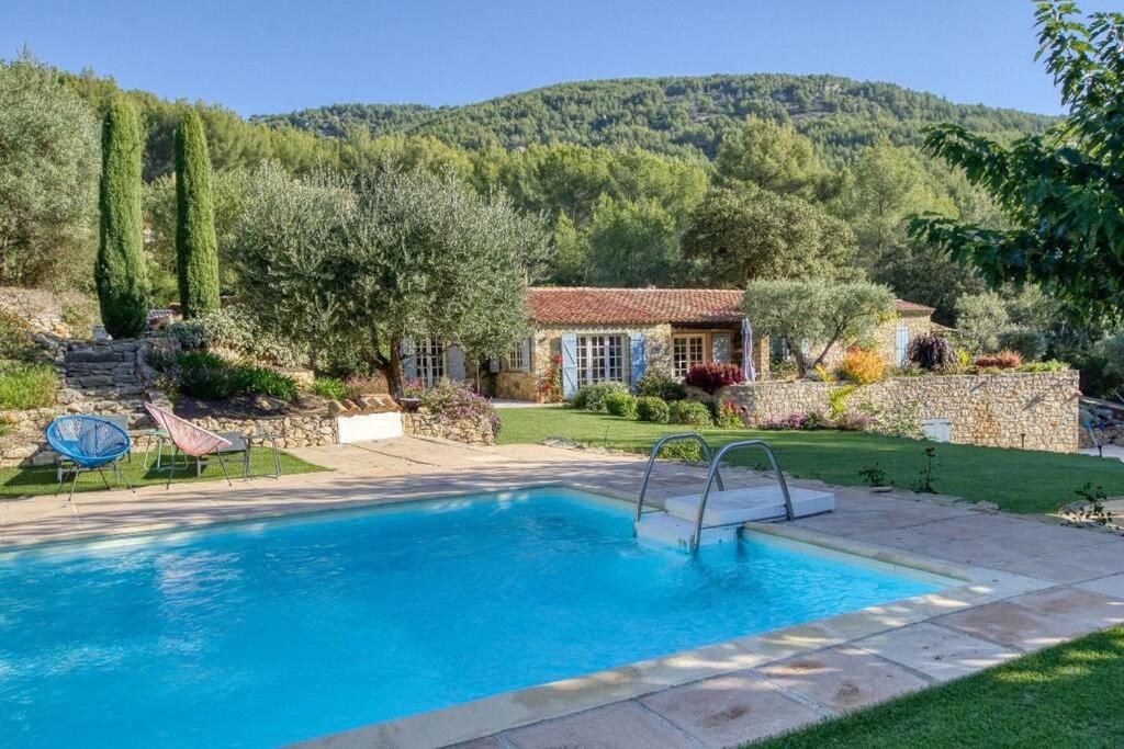 une piscine dans une cour avec une maison dans l'établissement Magnifique Maison avec Jardin et Piscine Vue Mer, à Sanary-sur-Mer