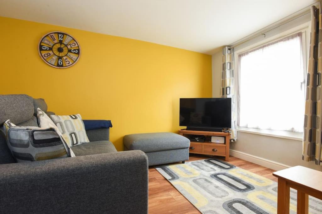 a living room with a couch and a tv at New 2 bed home with off-road parking sleeps 6 in Brockhurst