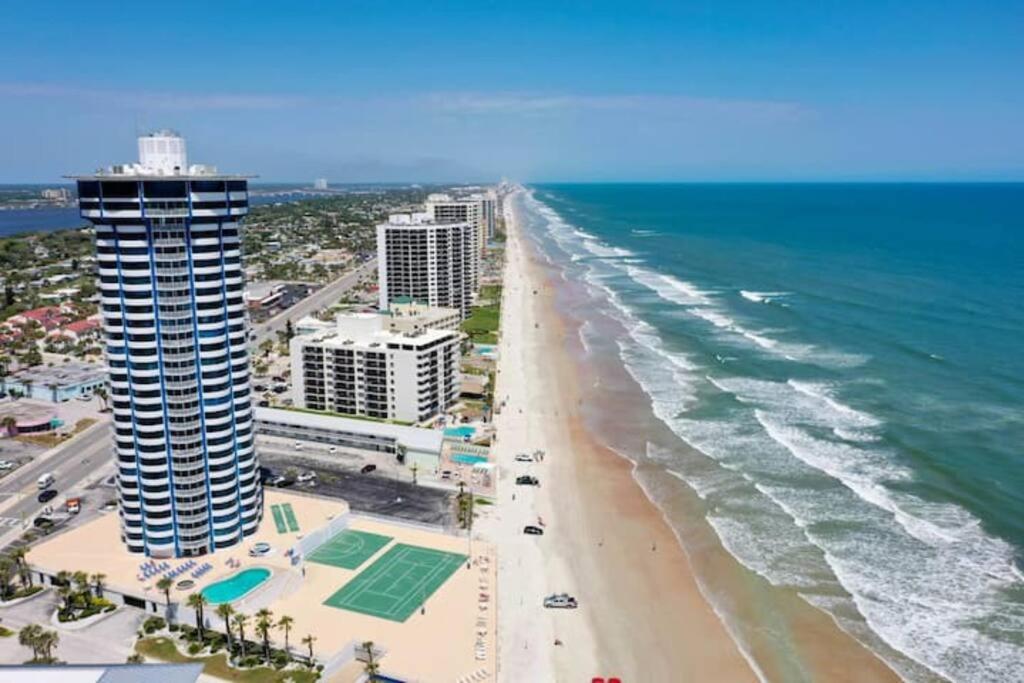 - une vue sur la plage avec un grand bâtiment et l'océan dans l'établissement 21st Floor Oceanfront Retreat 2bed 2bath Condo, à Daytona Beach