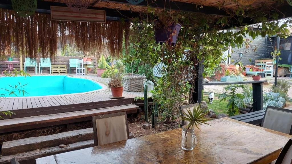 un cortile con piscina e tavolo con tavolo di On Planet a Coquimbo