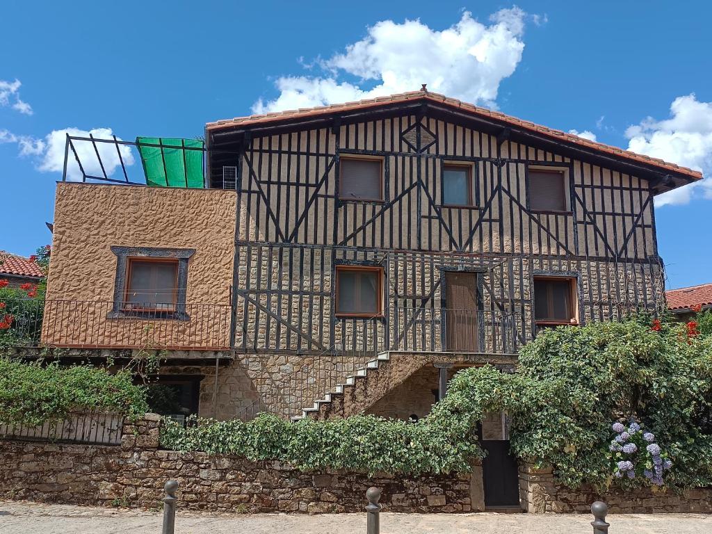 um edifício antigo com piso aventh em Casa La Tía Bruja - B em La Alberca