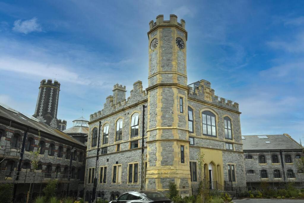 樸次茅斯的住宿－Prison Conversion Flat with Parking，一座大型砖砌建筑,上面有钟楼