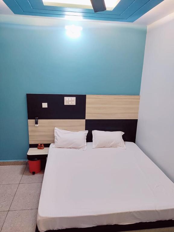 1 Schlafzimmer mit 2 Betten und blauer Decke in der Unterkunft Hotel silver spoon and restaurant bhadra in Bhādra