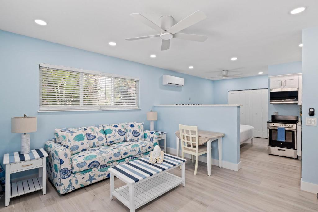 ein Wohnzimmer mit Couch und Küche in der Unterkunft Captain Ed's - Charming Studio at PalmView of Sanibel with Bikes in Sanibel