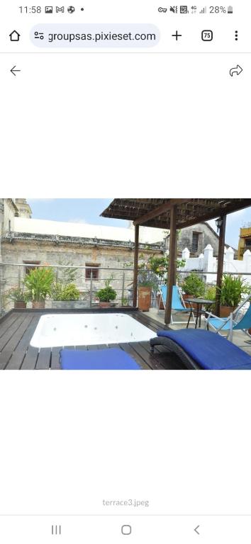 uma imagem de um website de um pátio com um pavilhão em Casa Rosa em Cartagena das Índias