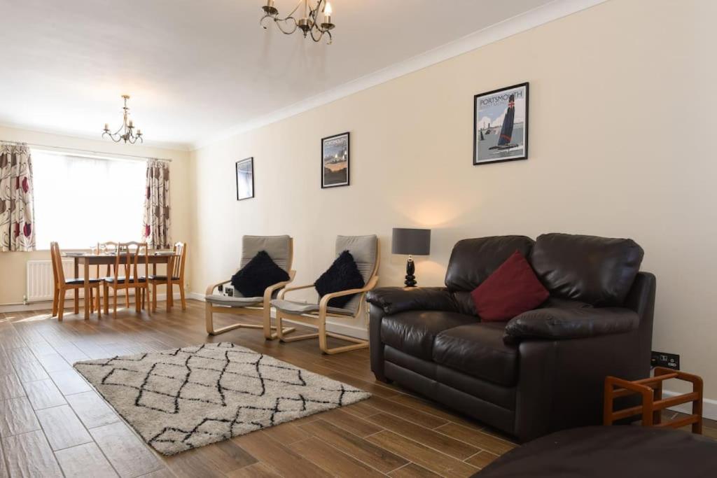 - un salon avec un canapé et des fauteuils en cuir noir dans l'établissement Centrally Located 3Bed Family Home, à Portsmouth