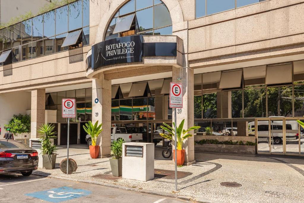 um prédio com uma placa de proibição de estacionamento na frente em Xtay Privilege Botafogo - Apartamentos a 6min da praia e próximo a Copacabana no Rio de Janeiro