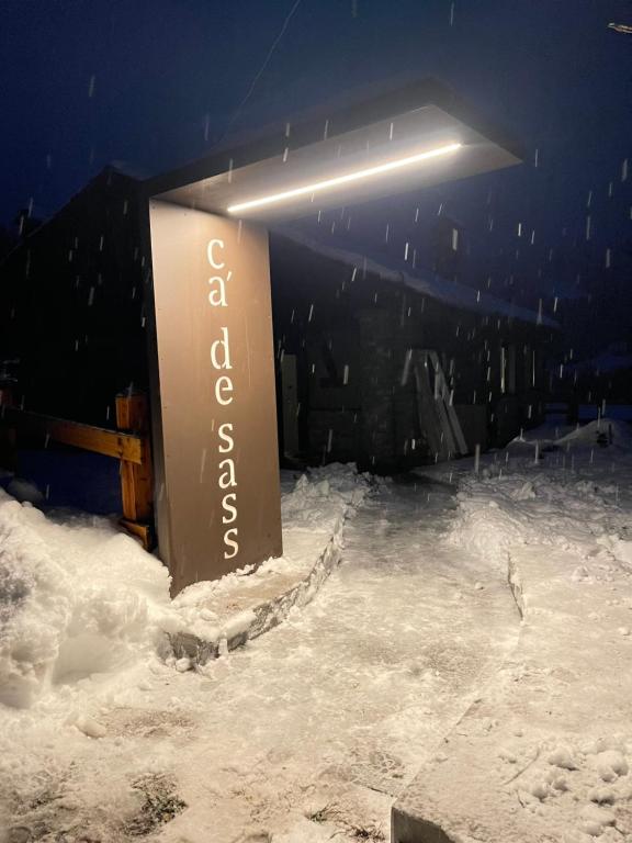 a sign in the snow next to a building at Ca' De Sass in Pila