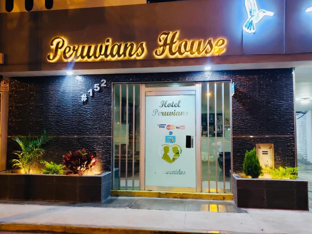 Hotel Peruvians House في ليما: مطعم فيه لافته مكتوب فيها بندول هاوس