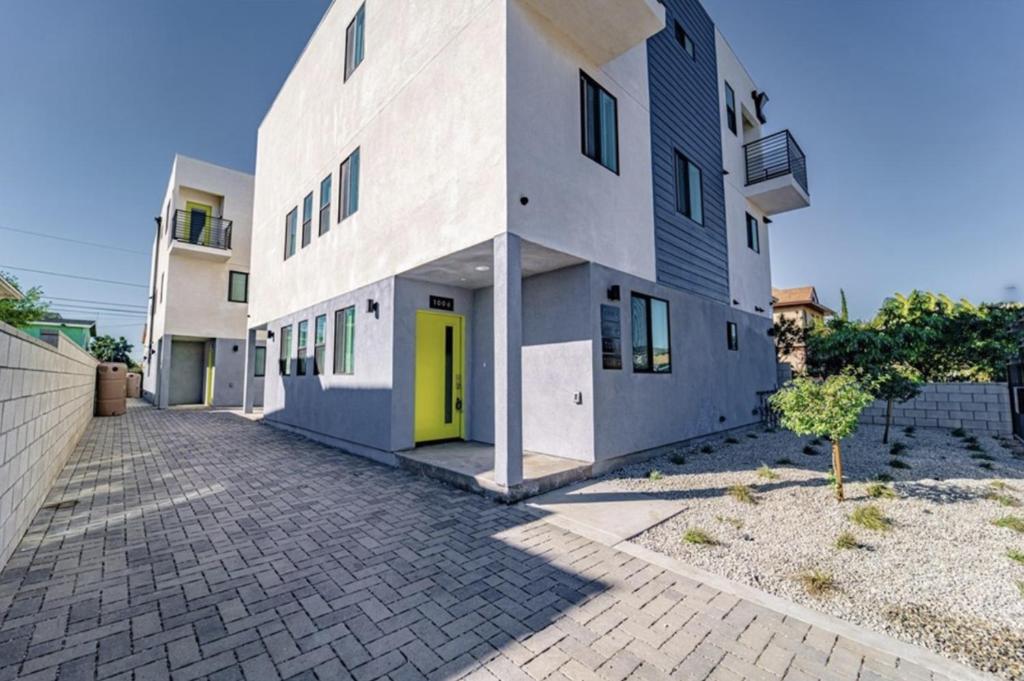 um edifício com uma porta amarela ao lado dele em Green HomeStay address changed em Los Angeles
