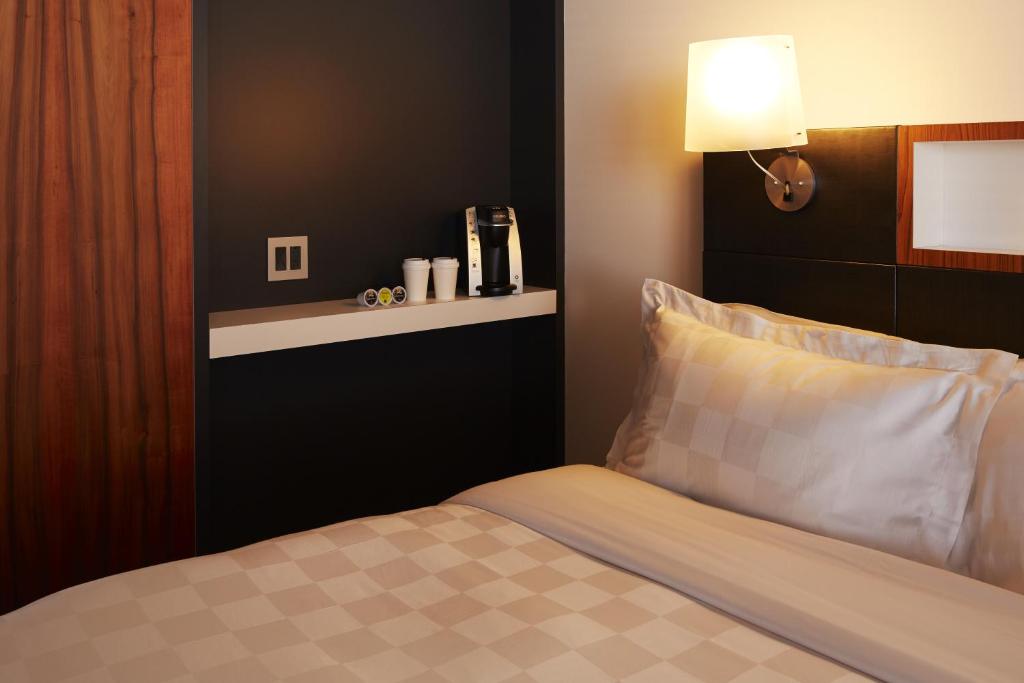 Postel nebo postele na pokoji v ubytování Hôtel Alt Quartier DIX30