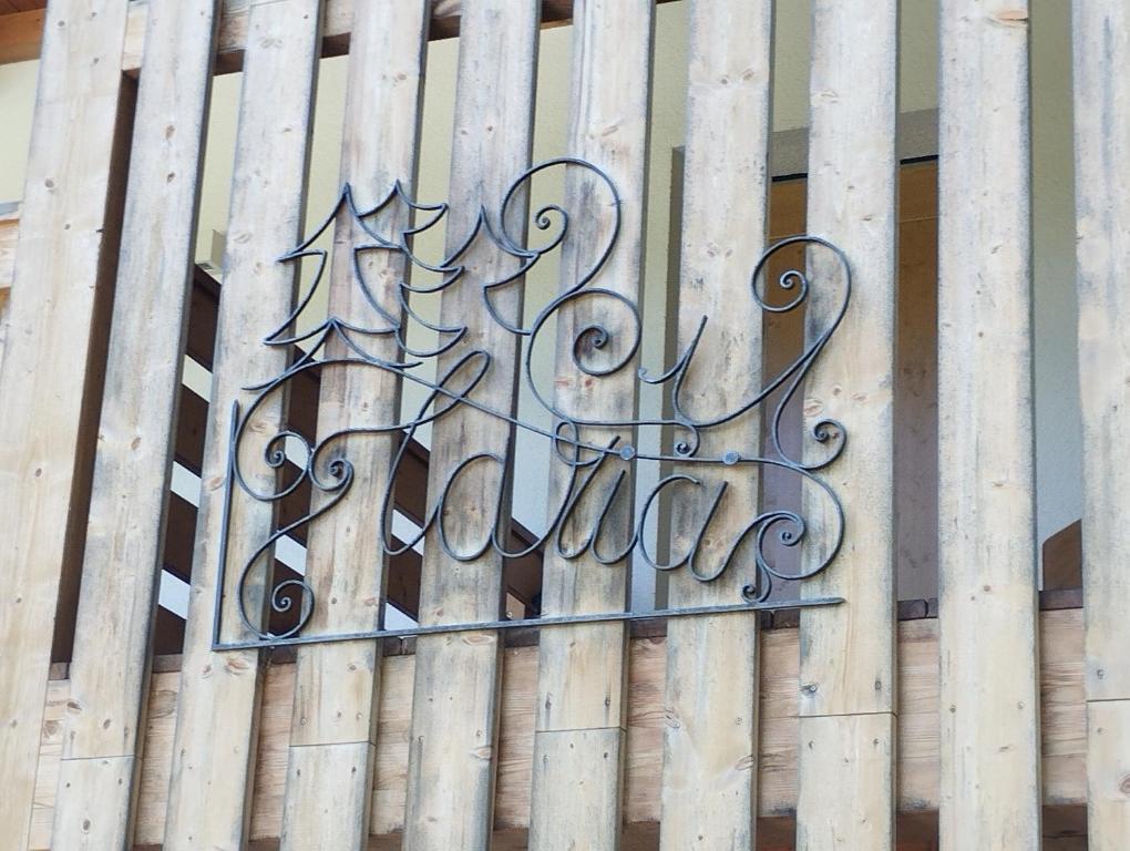 a metal sign on the side of a building at Villa Larici piano terra in Bellamonte