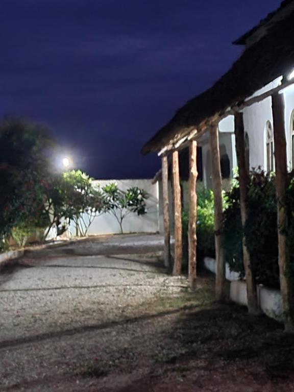 uma vista nocturna de uma casa com uma rua em Blue Moon Villa em Pwani Mchangani Mdogo