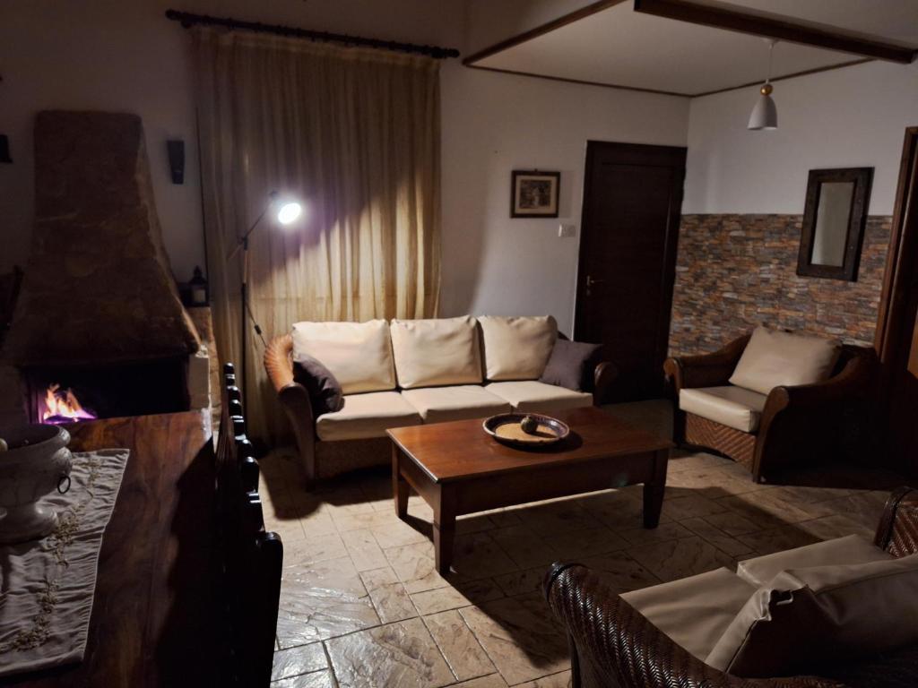 sala de estar con sofá y mesa en Koukaki, en Kouka