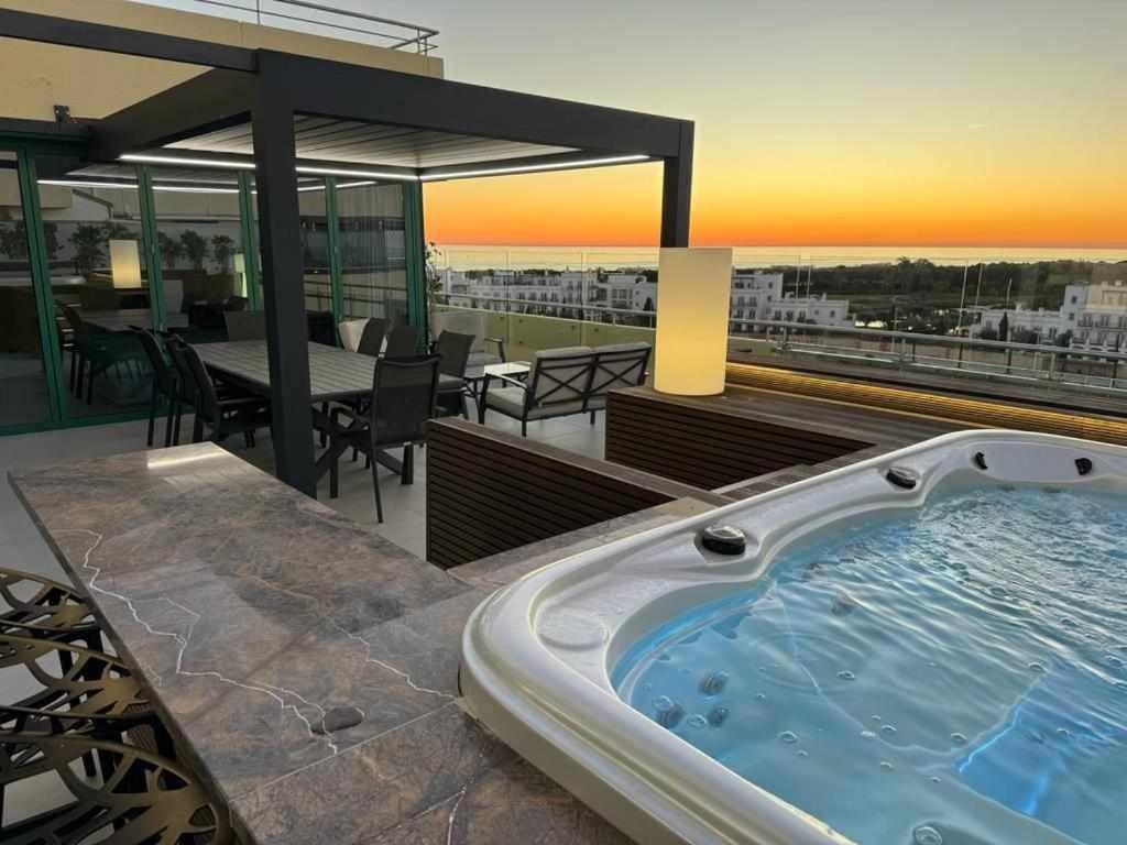 ヴィラモウラにあるMarina Vilamoura Penthouse Aquamar 606の屋上ホットタブ