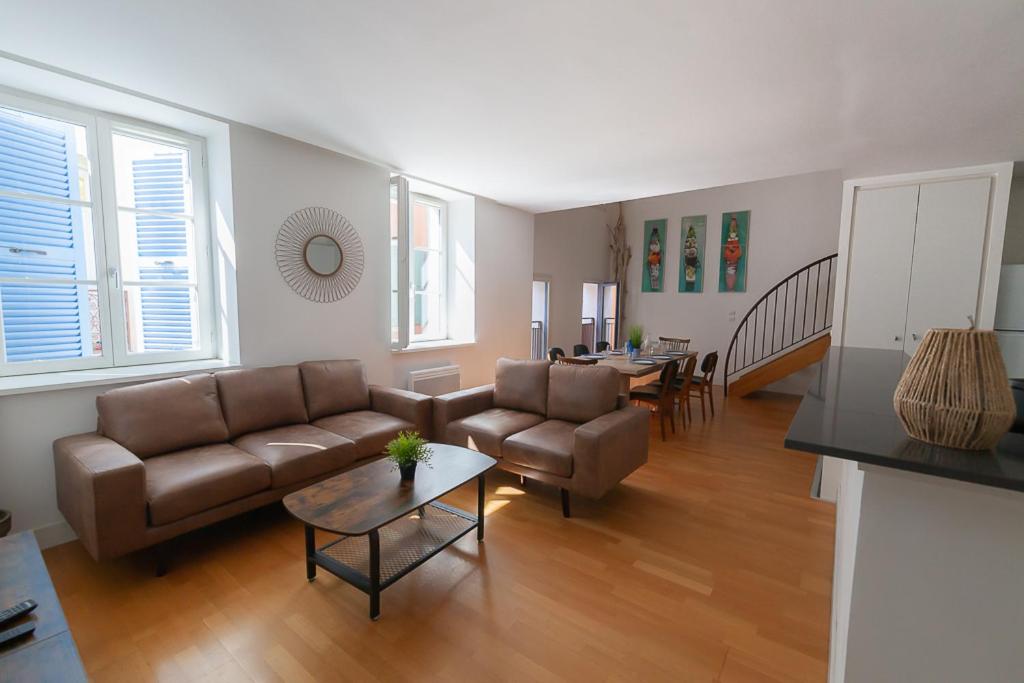 un salon avec un canapé et une table dans l'établissement CAN MAYRA, à Perpignan