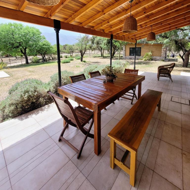 una mesa de madera y sillas en un patio en Arcobaleno Casas Serranas en San Javier