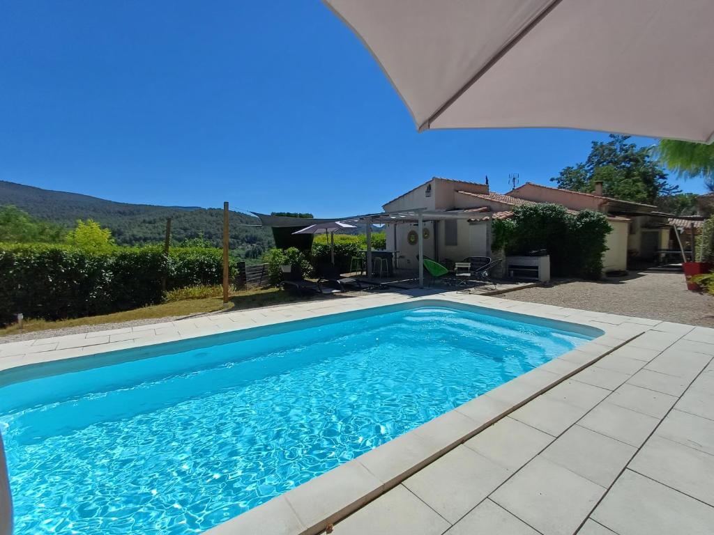 une piscine devant une maison dans l'établissement Villa l'Edenca, à Auriol