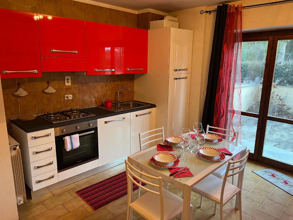 Kuchyň nebo kuchyňský kout v ubytování Limone central suite Mountain View