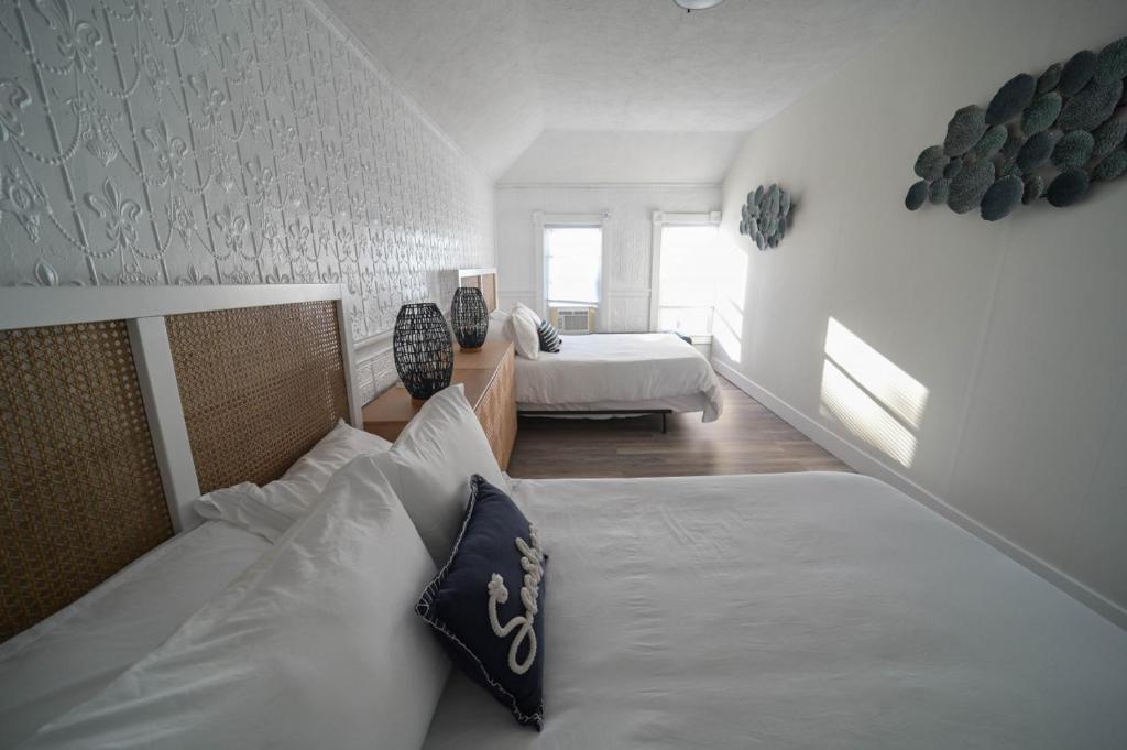 um quarto com duas camas num quarto em The Historic Oneida Lake House - Condo 1 em Blossvale