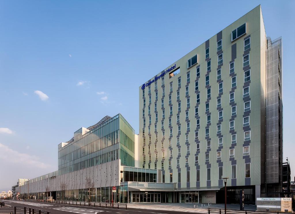 un alto edificio con finestre in vetro accanto a una strada di Daiwa Roynet Hotel Numazu a Numazu