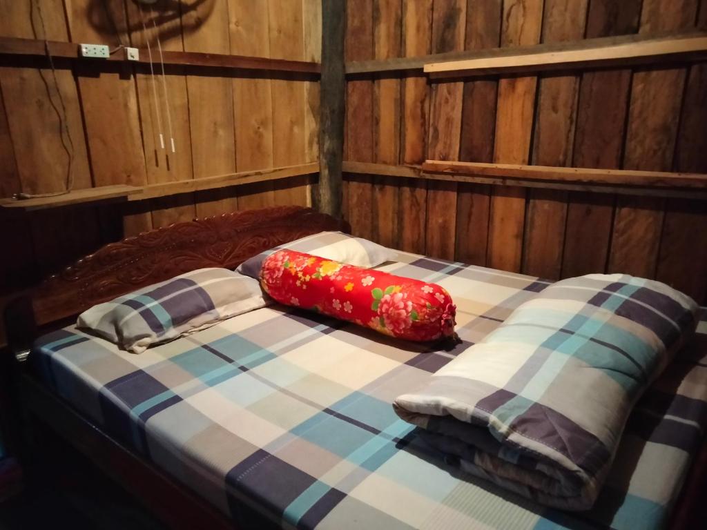 Friend of Nature Homestay في Kaôh Rŭng (5): سرير في غرفة مع ملاءة سرير منقوشة