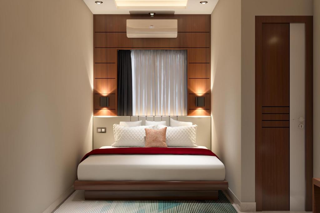 - une petite chambre avec un lit et une fenêtre dans l'établissement Hotel Priyadarsini, à Bānkura