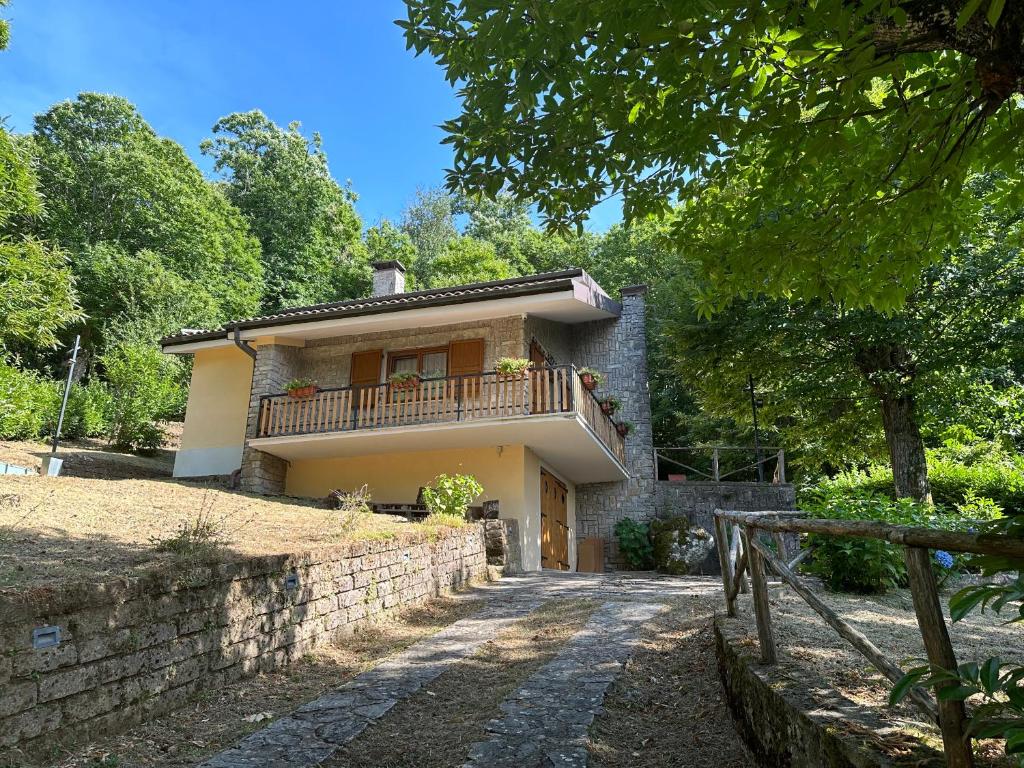 uma casa com uma varanda e uma parede de pedra em Villino Roby em Bagnoli