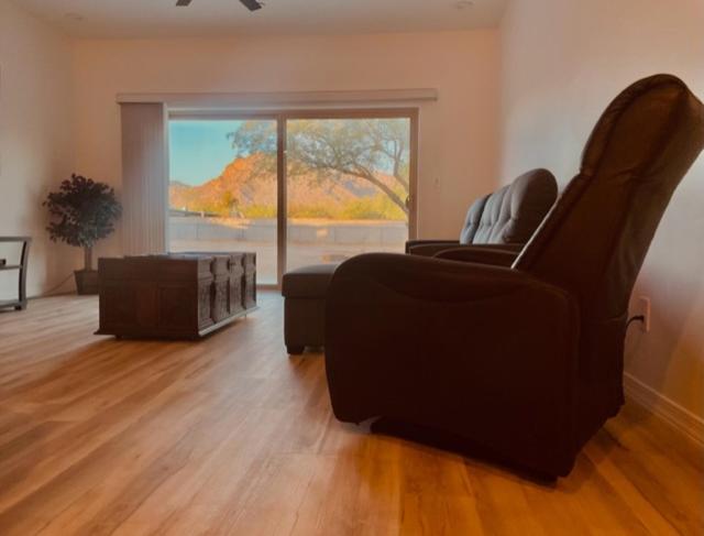 sala de estar con sofá y silla en Vista Montaña en Tucson