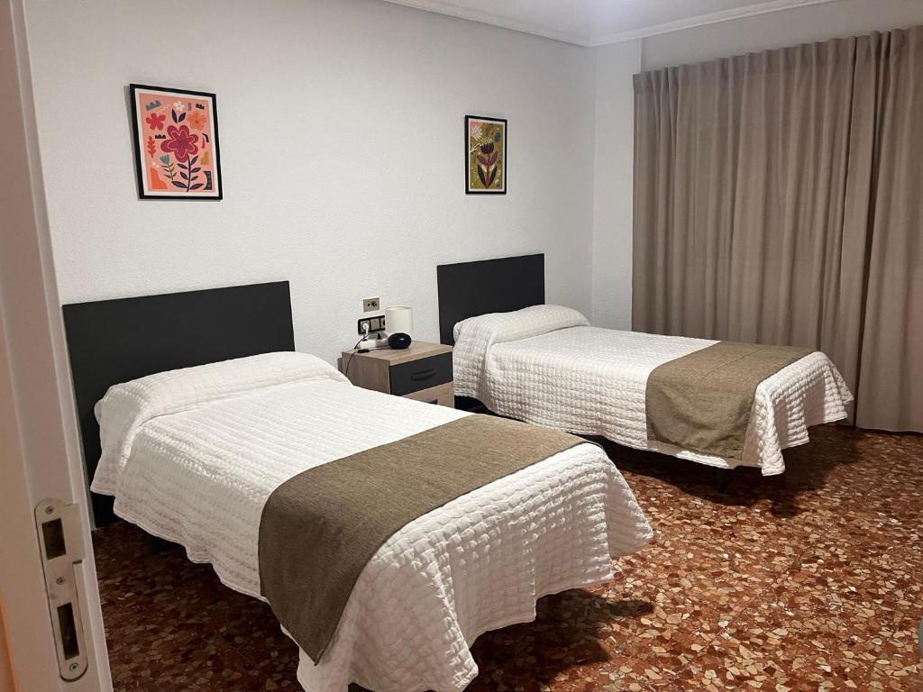 una habitación de hotel con 2 camas en una habitación en Ana Belén, en Granada